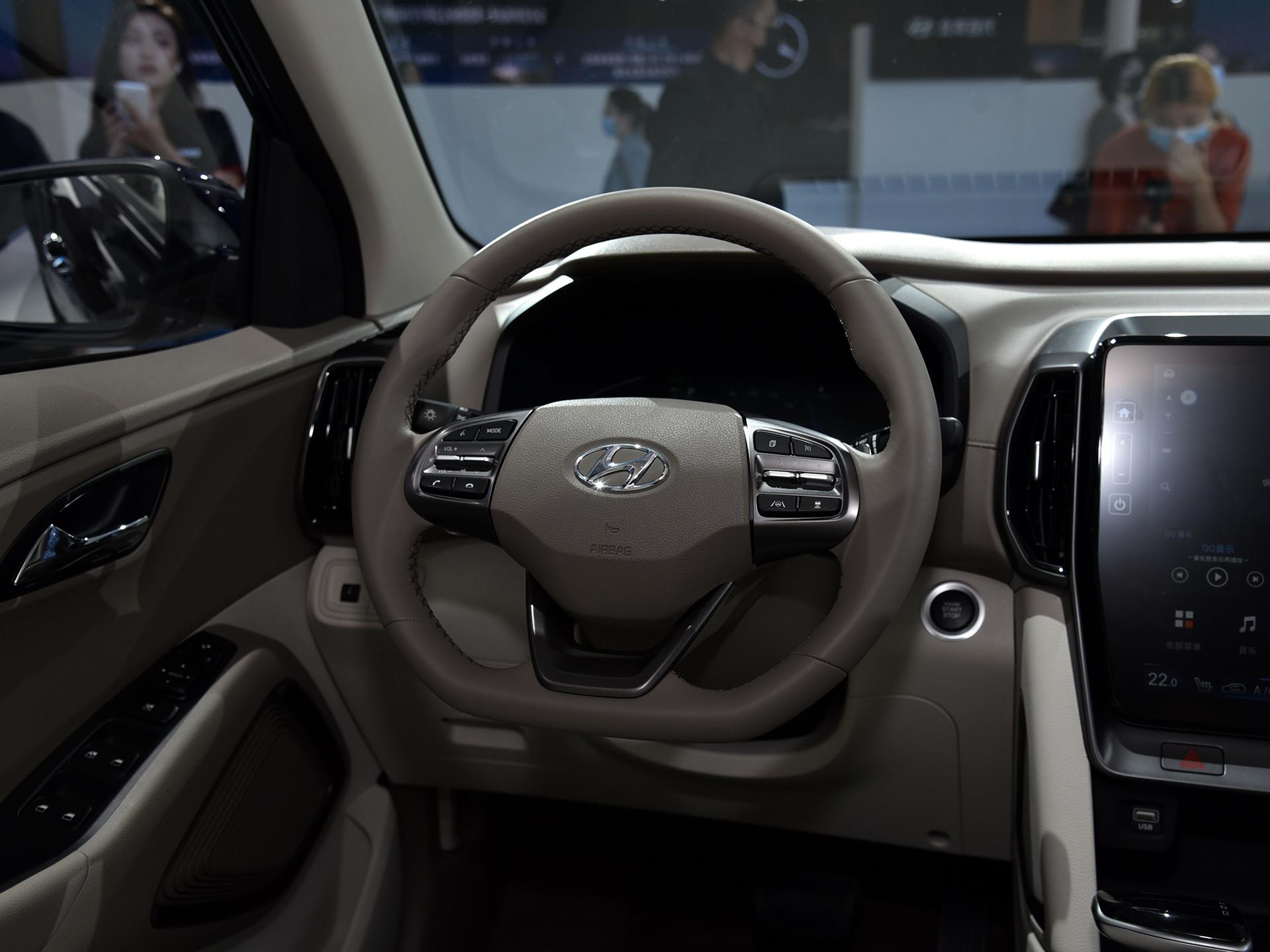 2020年底,北京现代全新ix35正式上市,相比较老款车型,其内饰和外观