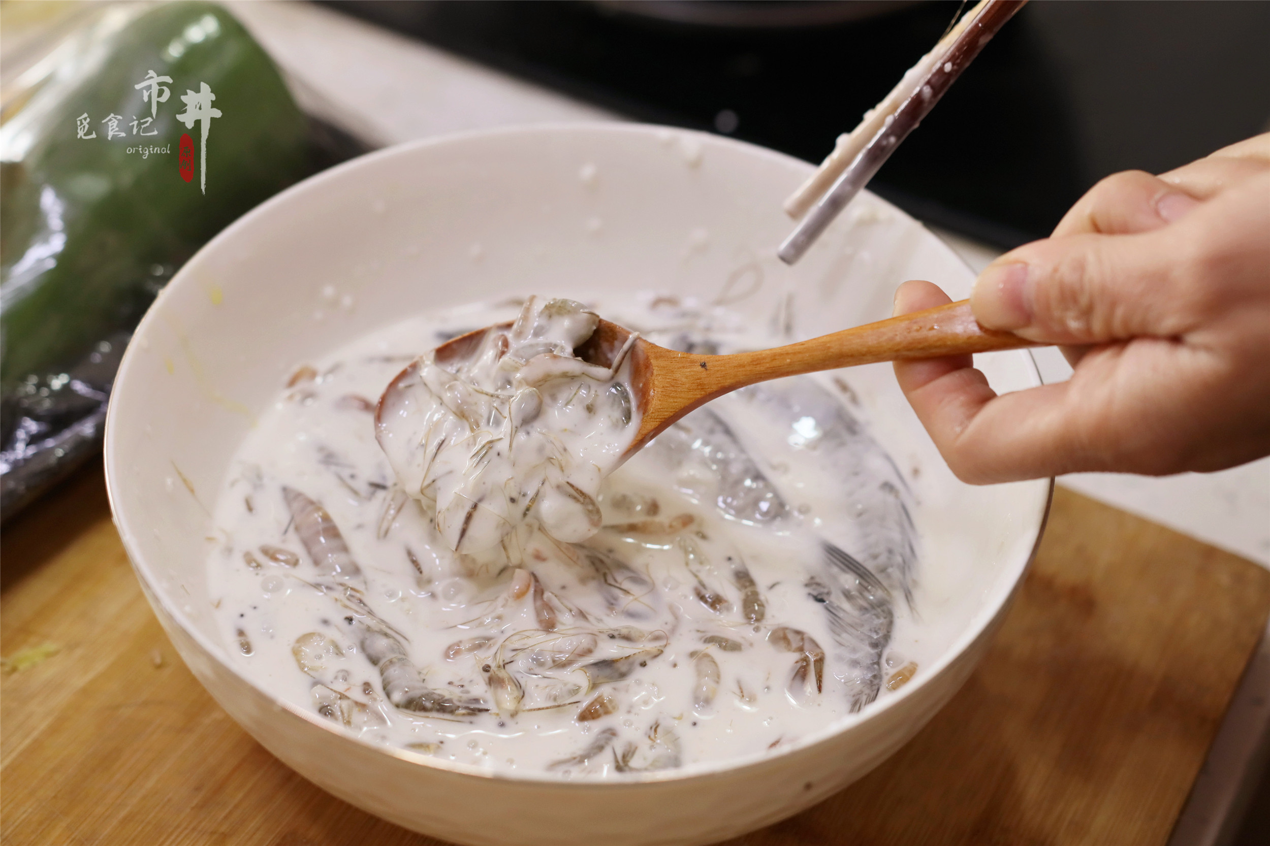 过年炸小鱼小虾，老手常用“生熟糊”，酥脆的掉渣，放凉也不回软
