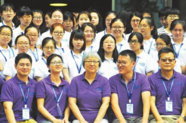 上海高考状元，公费留美后决定不回来，如今为何她三天两头回来？