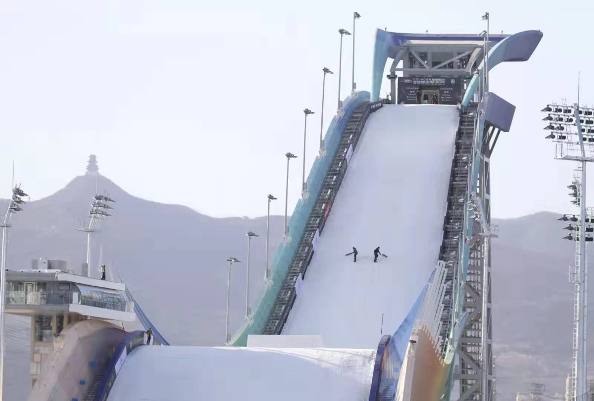2019国际雪联单板滑雪世界杯(2019年沸雪世界杯赛上午在首钢园开赛！单板先锋腾空而起)