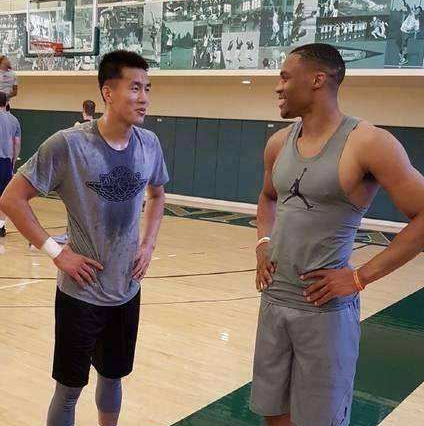 cba身材为什么不如nba(CBA与NBA球员身材对比：郭艾伦比威少小一圈，小斯让大王略显尴尬)