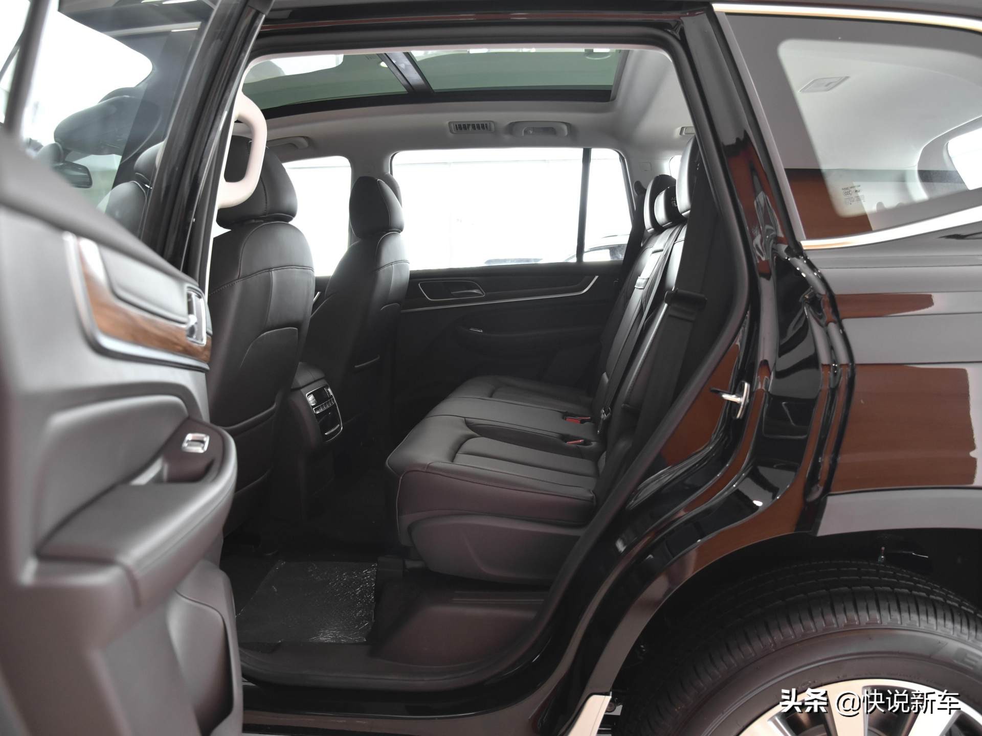 高级四驱，大尺寸高端SUV，配7座有大空间，实拍荣威RX8
