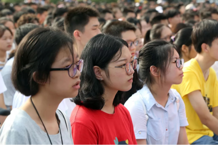 多地高校下发紧急通知，国庆假期要缩短至1天，大学生要服从安排