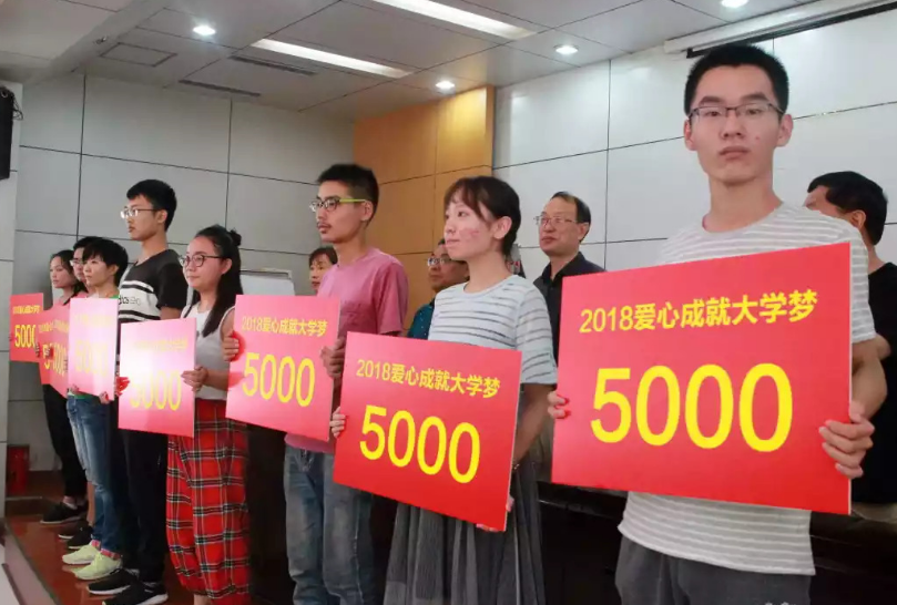 上大学后才知道，那些拿补助的“贫困生”，可能并不是真“贫穷”