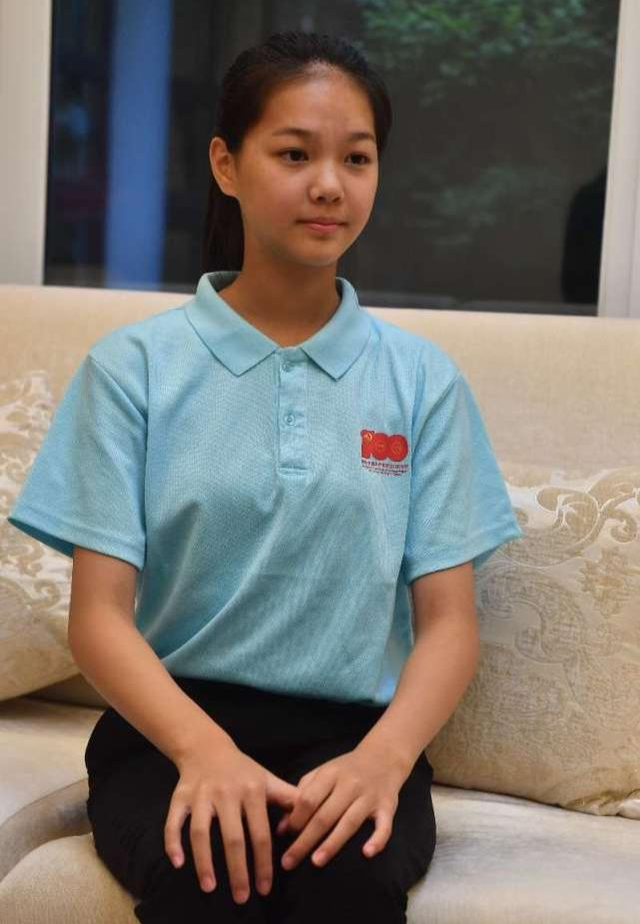 引领朗诵的4名青少年来自什么学校？中传、中财大，还有两所小学