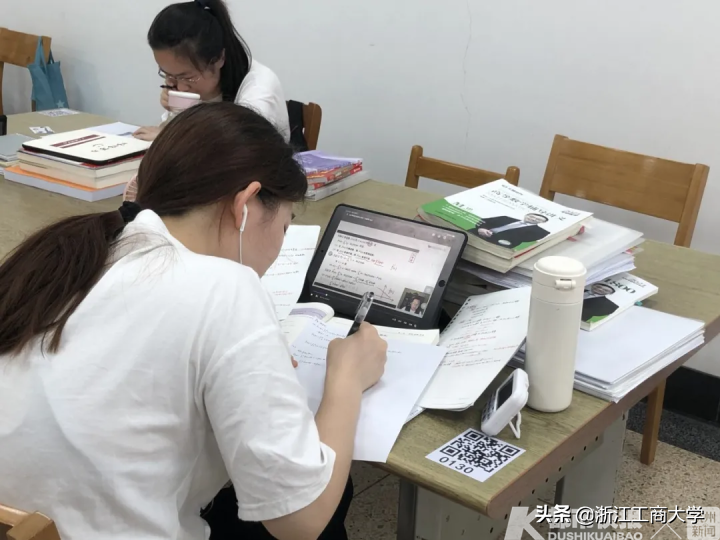 太拼了！每天一早学生都要排队占位，暑假里学校最热闹地方在这里！