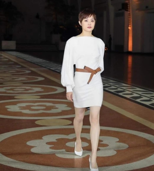 咖啡色腰带经典基础的纯白色对于孙俪这个年龄段的女性们来讲是非常