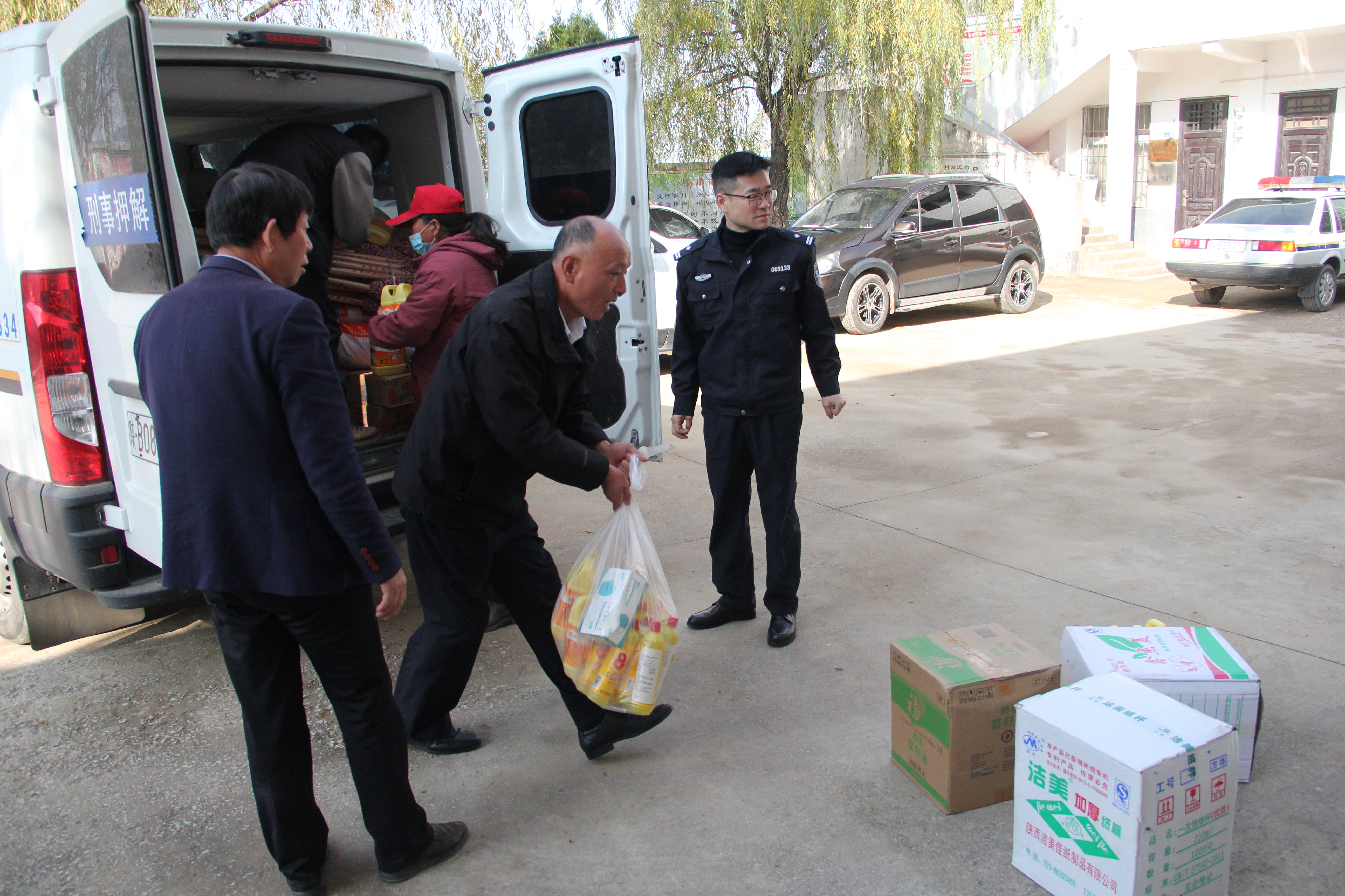 点滴聚真情 爱心助振兴 铜川公安印台分局向枣村爱心超市捐赠物资