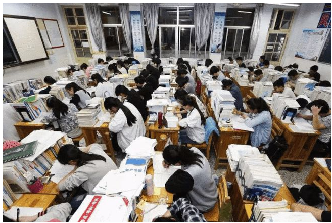 两个学生，中考同样都是700多分，为何3年后高考成绩相差很大？