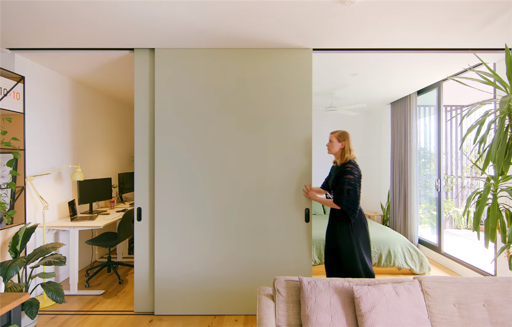 独居姑娘的1室2厅小家，55㎡面积做成开放式，卧室推拉门太实用了