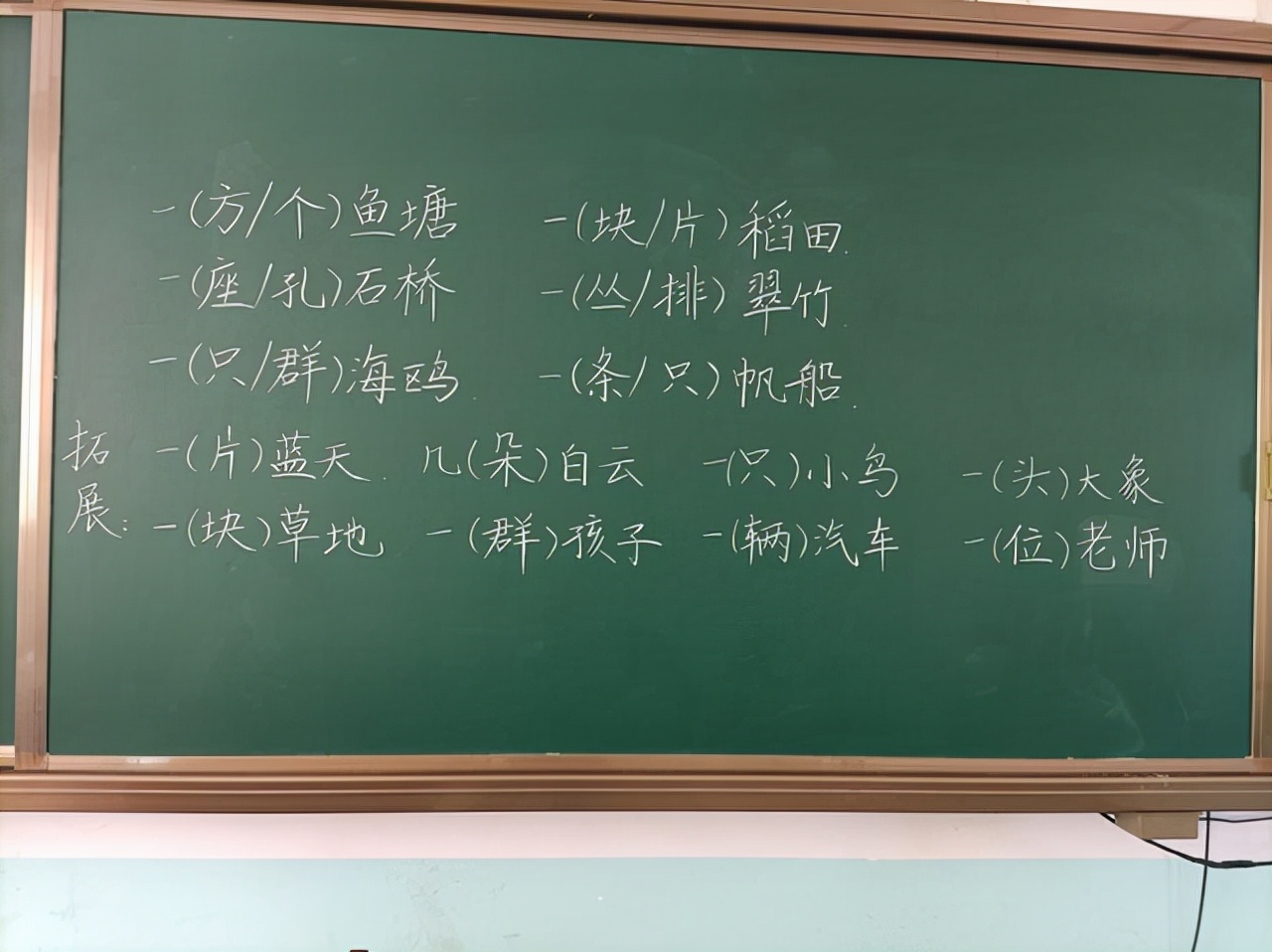 快给孩子安排起来(小学生每日晨读好处多，资深教师：家长快帮孩子安排上)