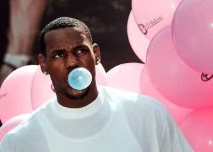 为什么nba球星要嚼泡泡糖（曾在NBA赛场上风靡一时的口香糖，为何现在没人嚼了？）
