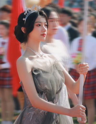 青岛大学举牌小姐姐火了，美若天仙，网友调侃：是青大“高攀”了