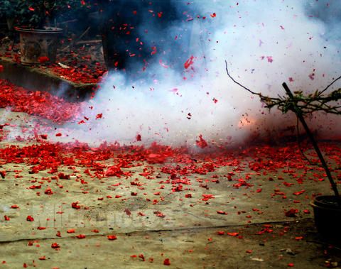 我们这边还没禁止燃放烟花鞭炮.