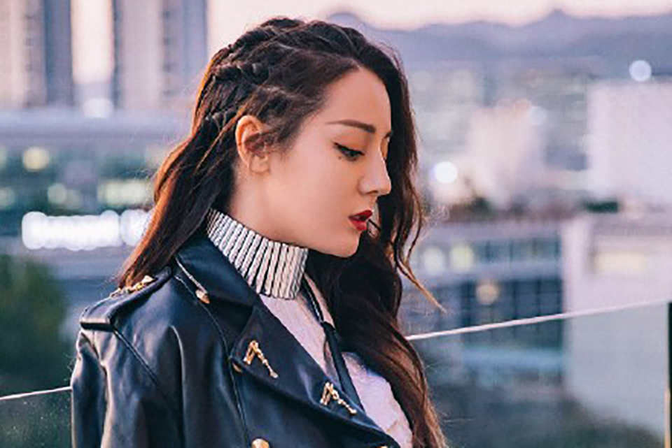 女孩子穿皮衣的花样酷感，热巴美艳刘雯飒爽，你钟爱哪一款？