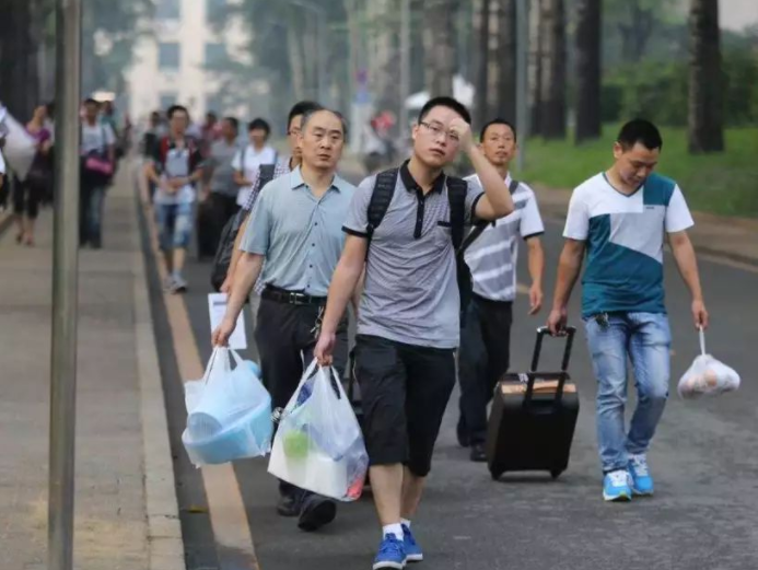 填报志愿后别傻傻等待了，想提前知道是否被录取，一招就可搞定