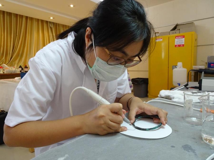 新闻周刊丨文物会得“癌症”还传染？！我在青博修文物：会望闻问切，还要懂护肤美颜