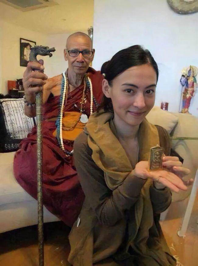 在香港地区,成龙,张柏芝,甄子丹,洪金宝等人,都是佛牌的忠实爱好者.