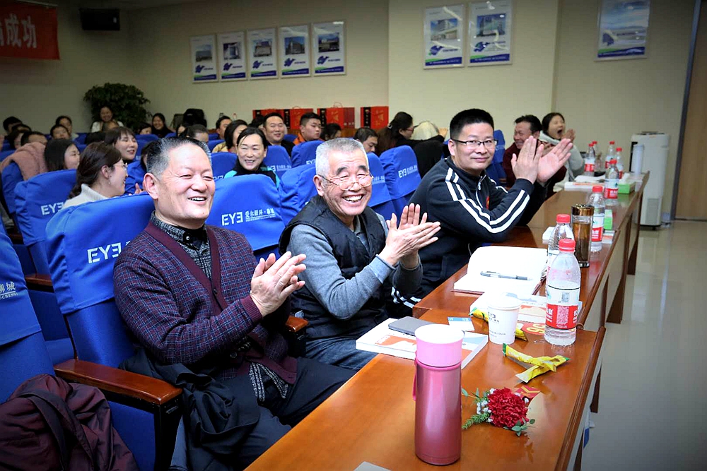 听大咖讲课，看罗胖直播：聊城读书会组织140名网友知识跨年