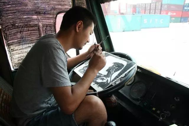 卡车图片儿童画(80后货车司机不务正业沉迷绘画，如今一幅画12万还在国外办展)