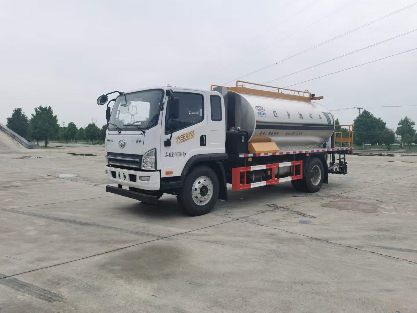一汽解放9.3立方智能型沥青洒布车
