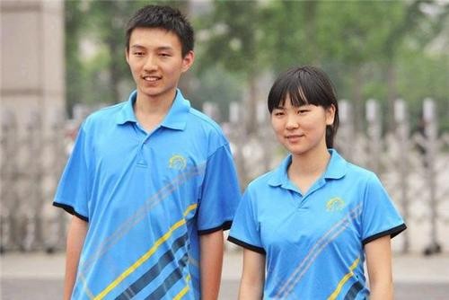 四川考生高考689分，父子俩激动相拥，网友直言谁是父亲