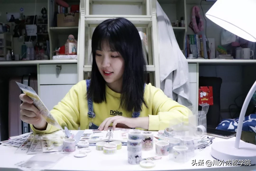 跟着这位仙女，体验四川外国语大学成都学院的文艺生活