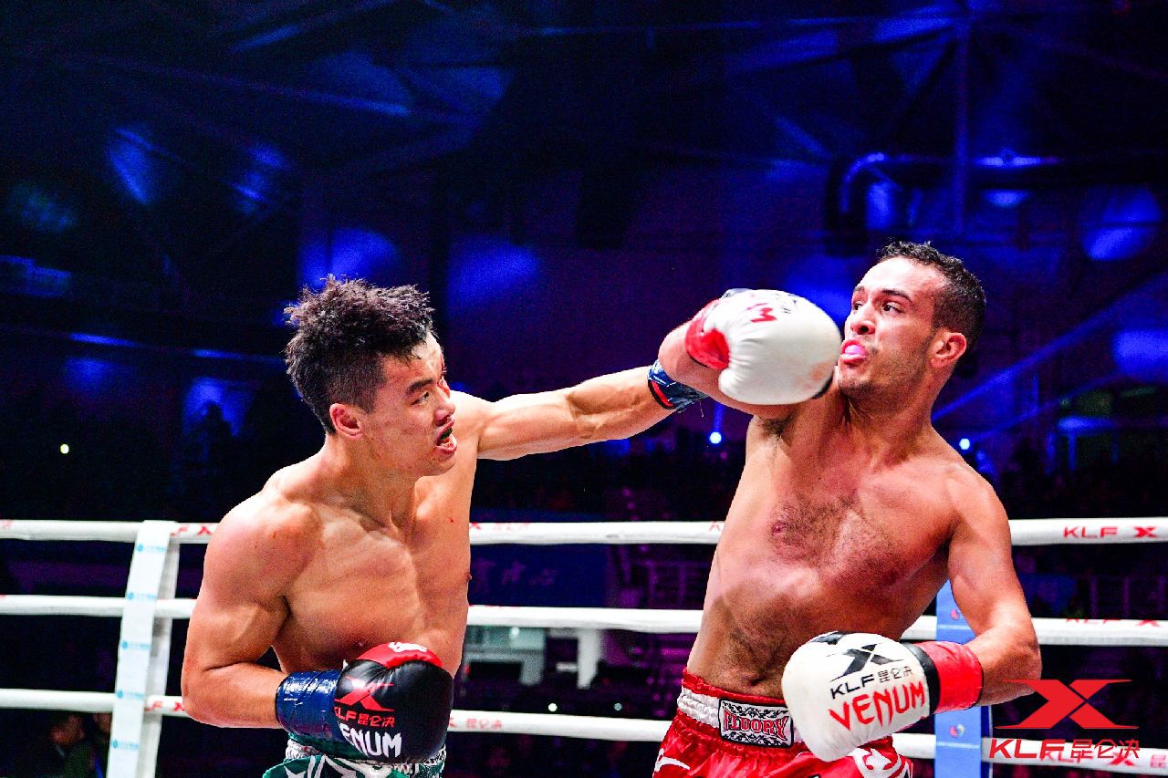 今晚足球比赛那支队会赢（昆仑决79太原站：古力亚巴一晚三胜夺金腰带，王文峰取得胜利）