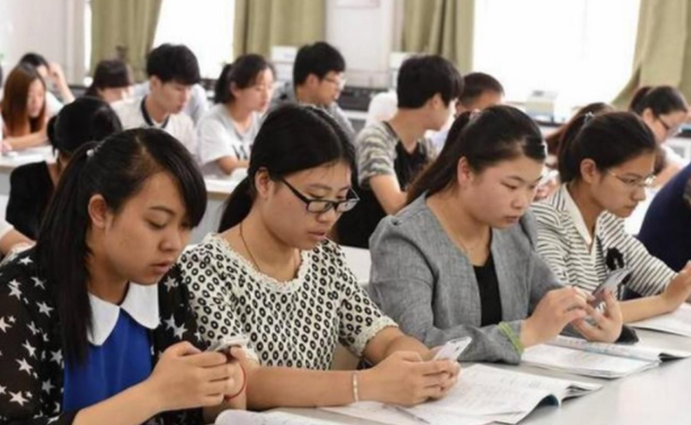 文科生毕业不好找工作，这4种专业前景好，丝毫不比理科生差