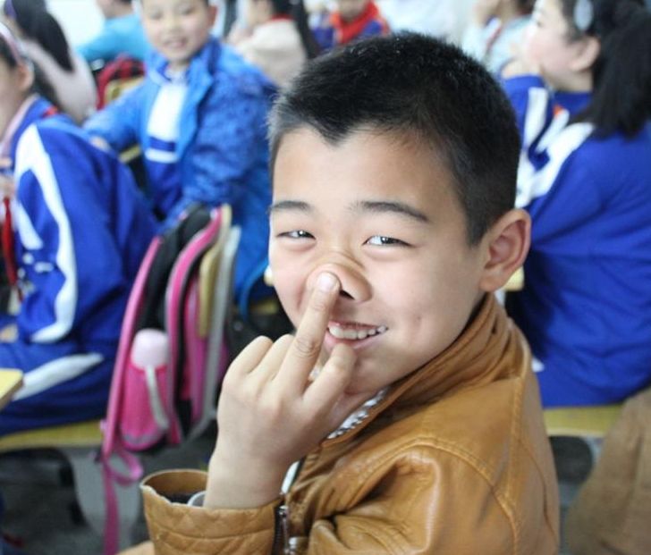 小学生靠传纸条绝交，霸气中透露着卑微，友谊的小船就这么翻了？