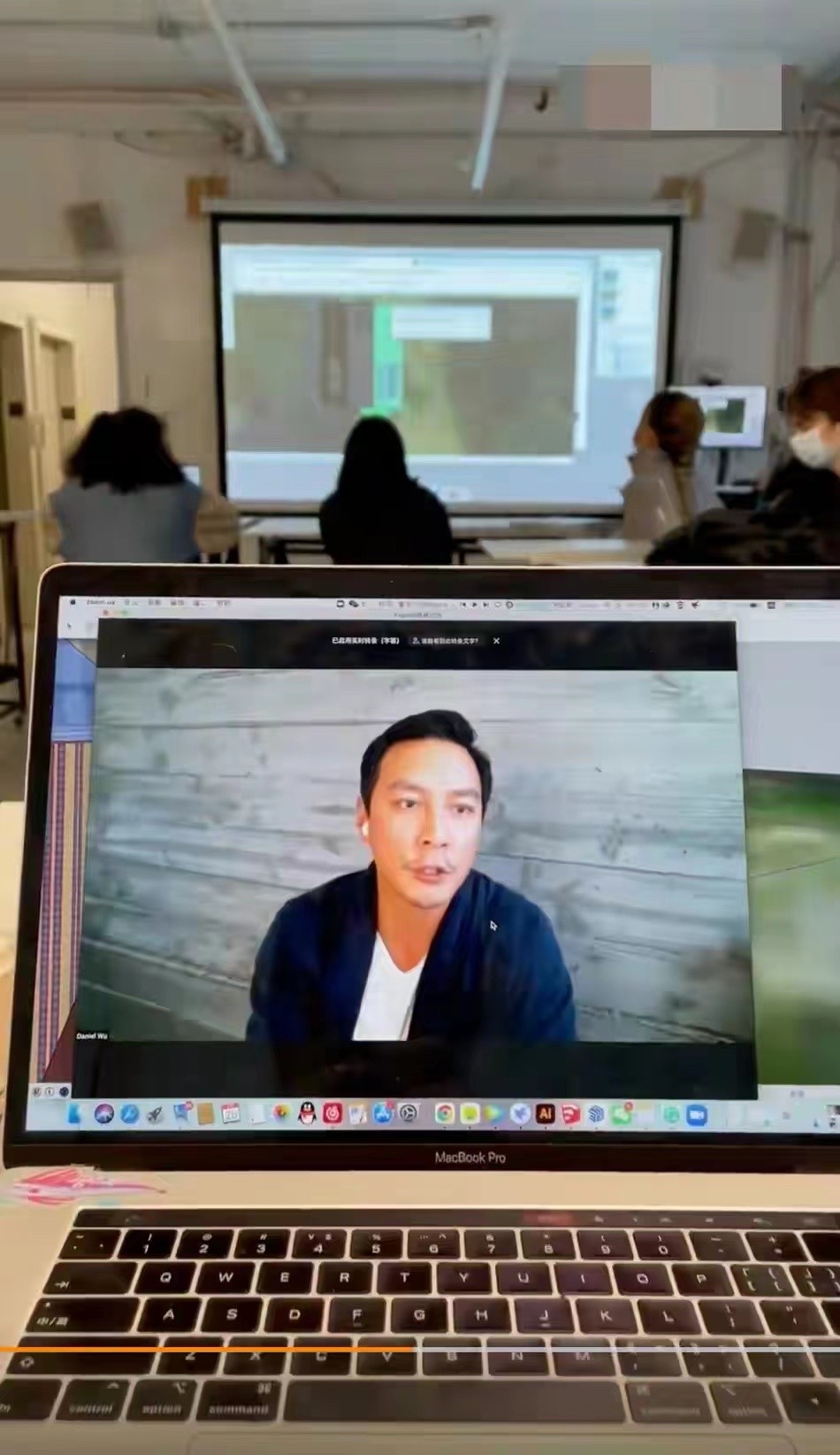 哈佛课堂上的张艺兴，上网课的陈学冬，偶像们都开始努力了