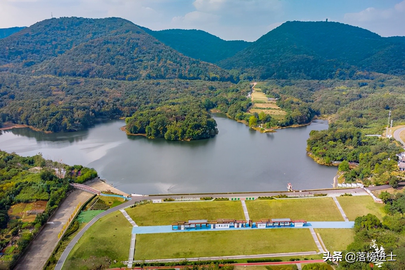 足球场浦口(南京浦口象山湖公园，环境优美，是亲近自然，休闲健身的好去处)