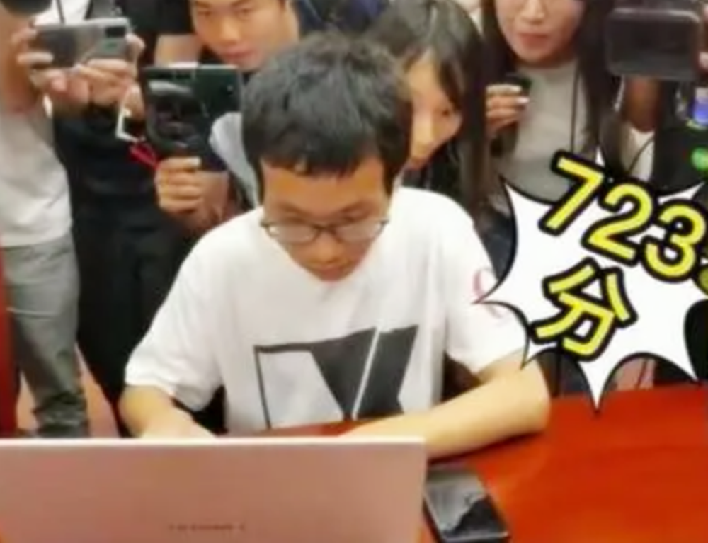 考生高考成绩“827分”，爸爸兴奋得手舞足蹈，为何分数如此高？