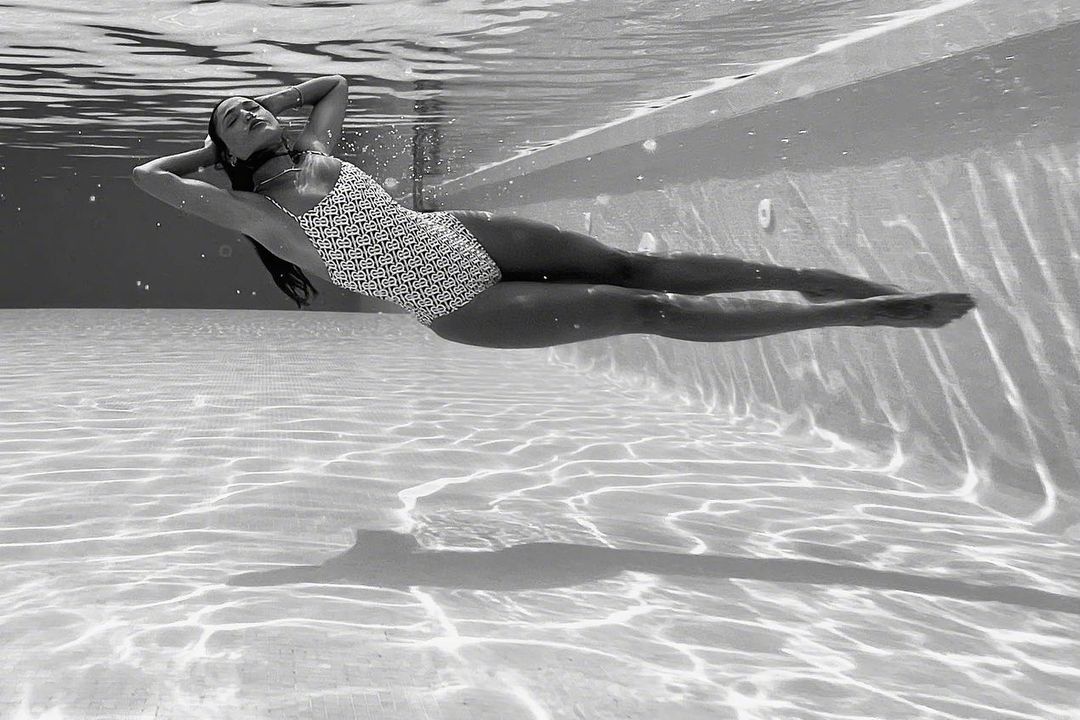 31岁艾莎水下大秀身材，穿泳衣太像美人鱼了，满屏都是大长腿