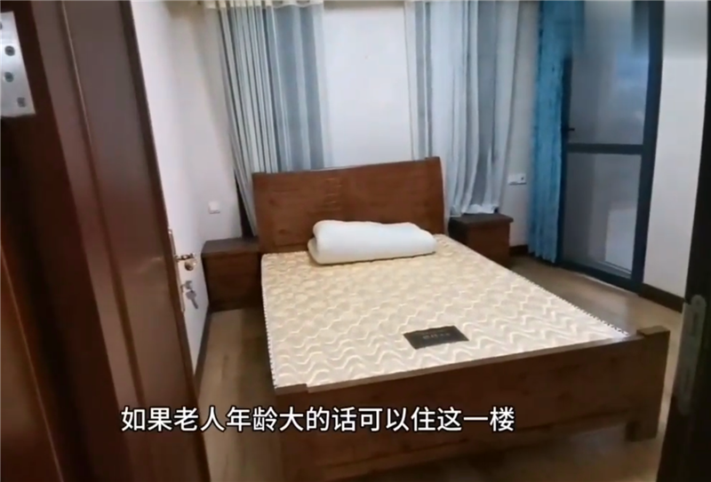 150w复式小别墅，入户就有50㎡花园，蓝砖设计满满的民国风