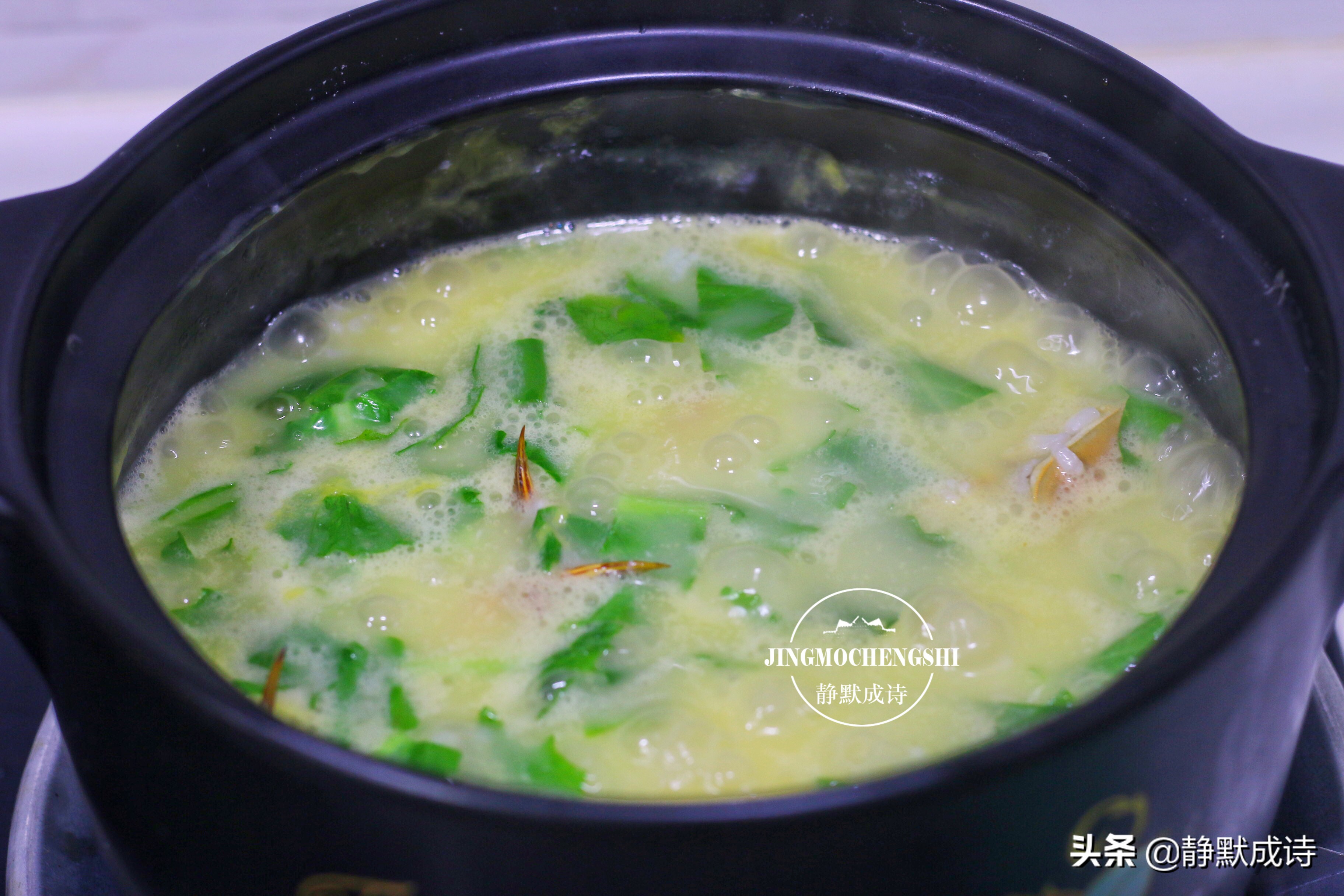 用螃蟹煮粥，味道不比清蒸差，把螃蟹处理好，粥又香又鲜没腥味