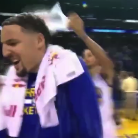 nba为什么浇球员水(乔治三分绝杀引爆全场，威少猛按头浇水！这或是泡椒留下来的原因)