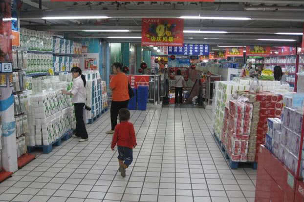 “我要这个香蕉糖？”，收银台前女儿指着避孕套，妈妈神回复绝了