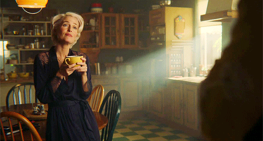 好莱坞“性教育”女星想穿胸罩？ “谁爱穿，我不做！”