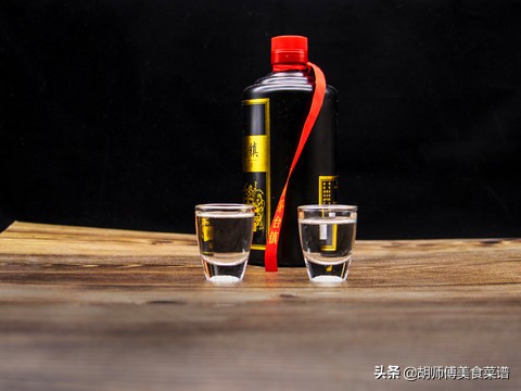 gbt107811是纯粮食酒吗(白酒瓶上的1字头和2字头区别很大！千万别买错了，看完涨知识了)