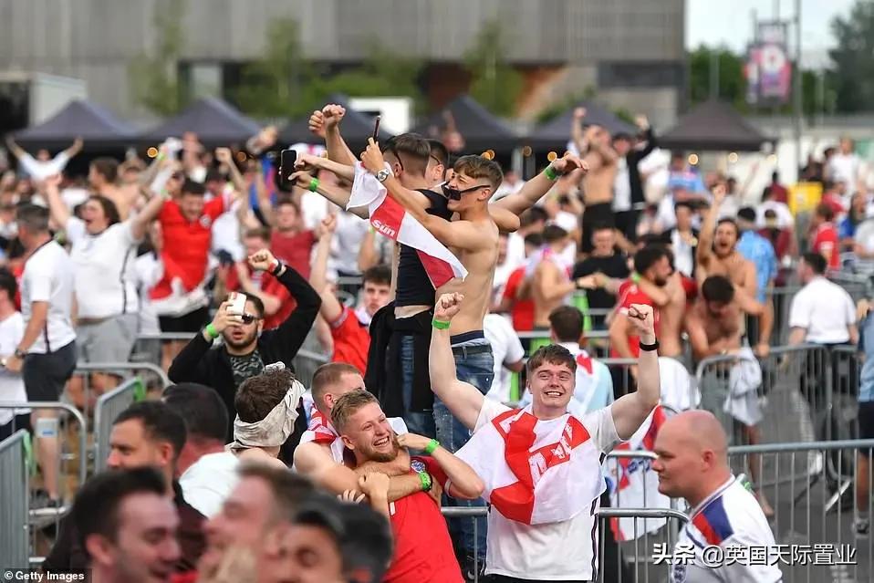 英格兰球迷泼啤酒世界杯(英格兰赢球了！来看看英国人那些画风清奇的庆祝方式（图）)