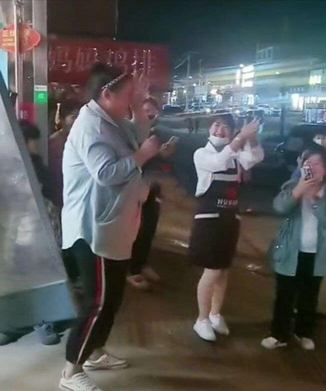 帅小伙街头求婚胖女孩，围观女生羡慕：我到底差在哪里？