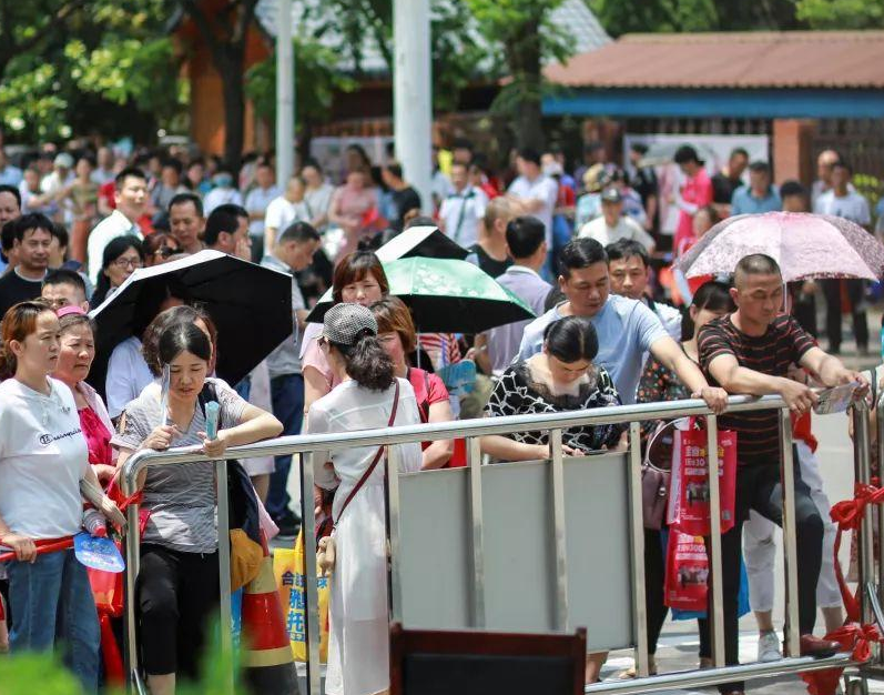 高考前家长奇特购物行为，东北人爱买紫裤头，听到解释我笑了