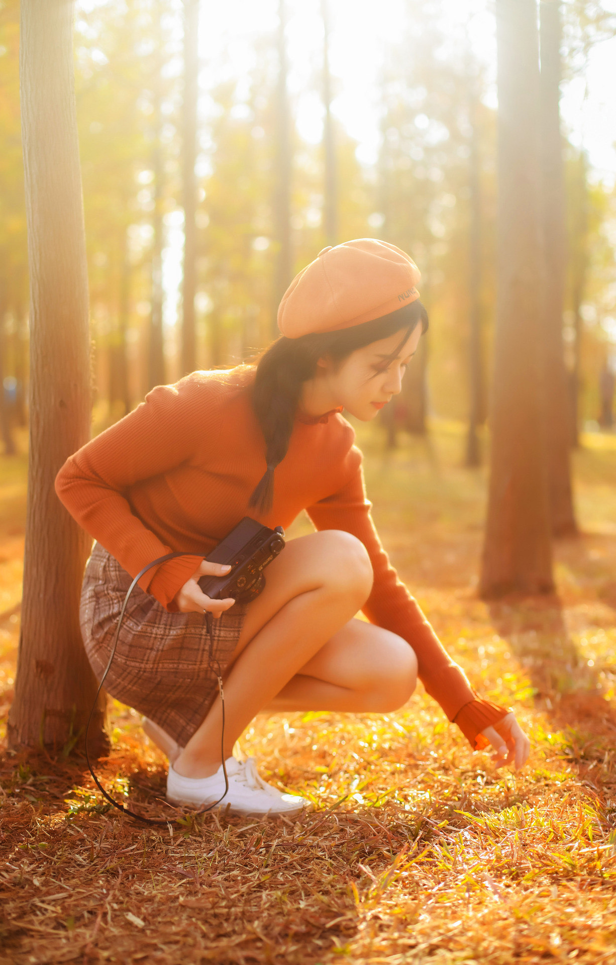 行动起来给摄影师抓拍更适合,比如在树林拍照时,可以做个捡树叶的姿势