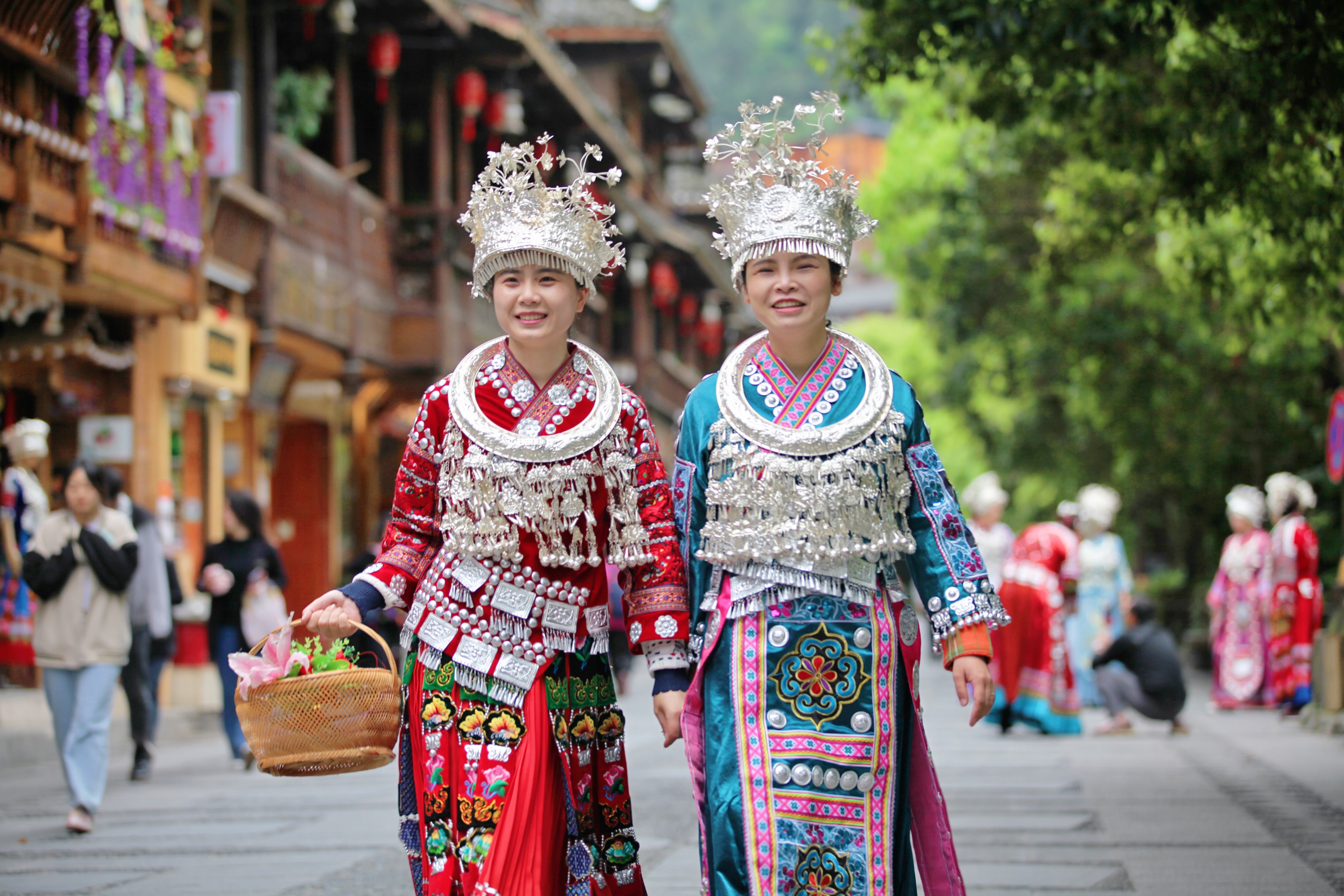 西江千户苗寨：“多彩贵州”一处梦中的风景，一个满目银饰的地方