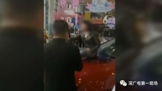 又一起！深圳奔驰车主称天窗无端开启 4S店：特殊功能