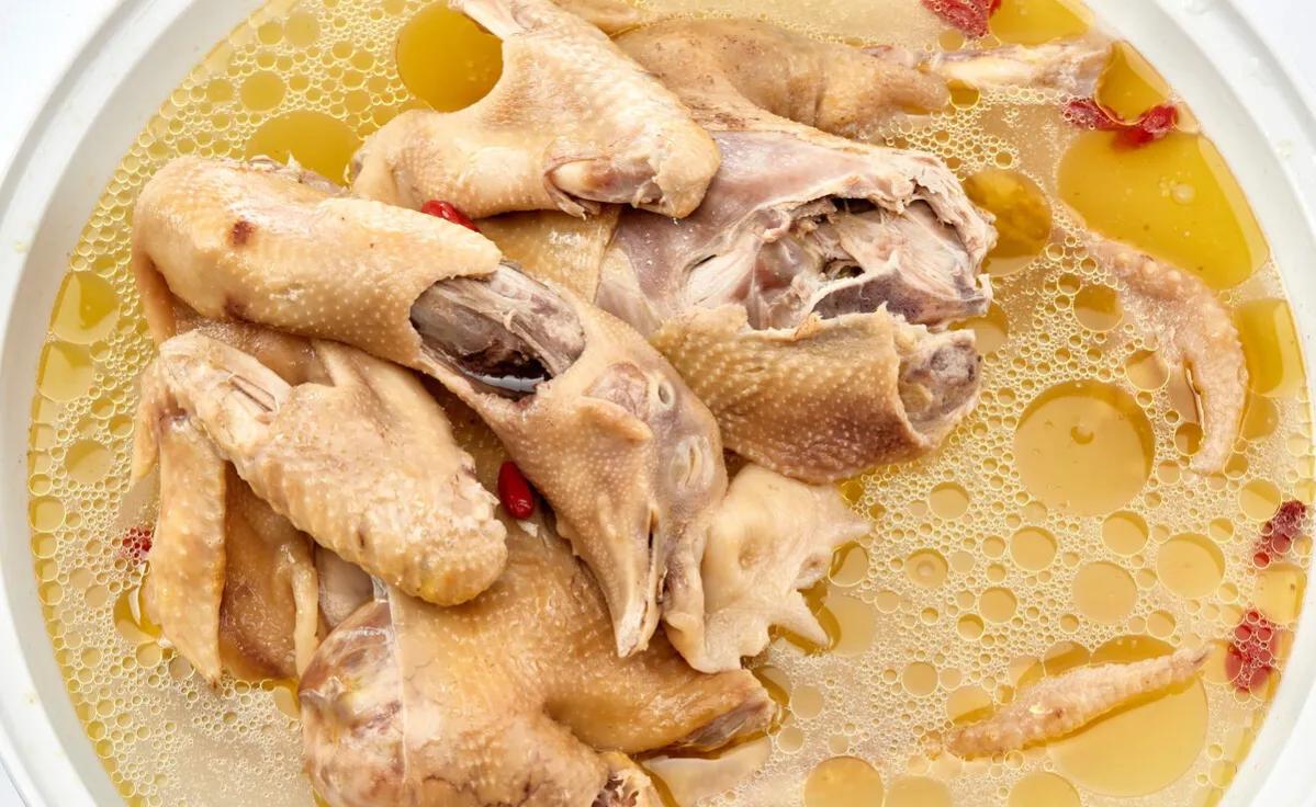 炖鸡忌加什么，怎么做好吃？牢记2不加3技巧，鸡肉不柴，滑嫩弹牙