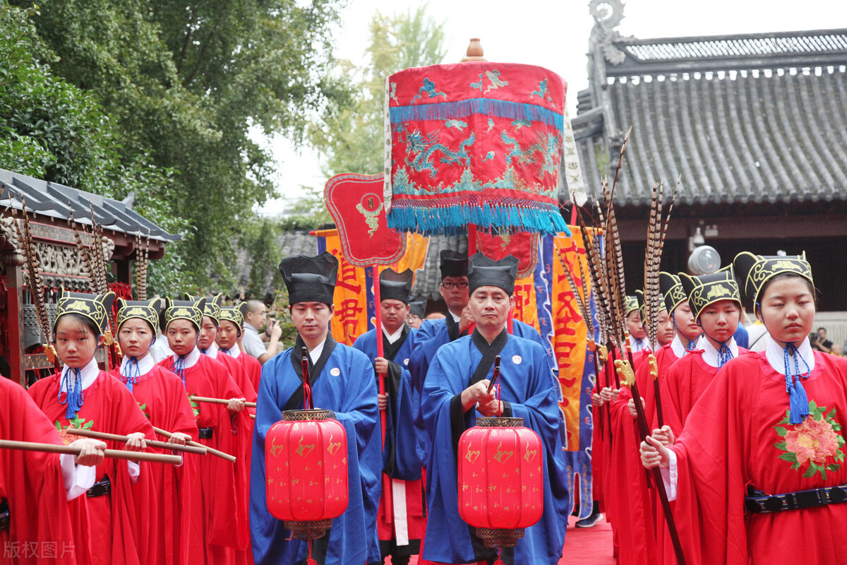 再祭社稷合百礼.献给先祖和先妣,酿成清酒和甜酒,成万成亿难计量.