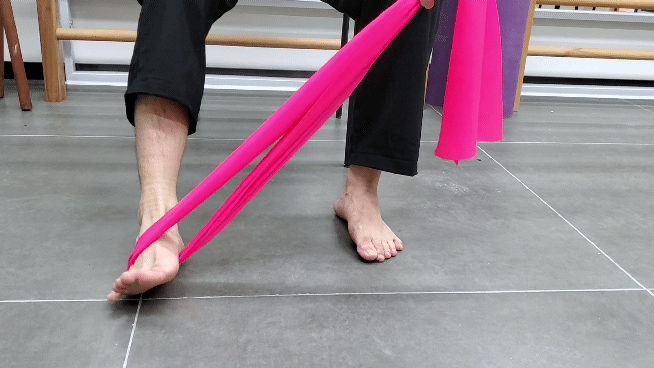 一,拉伸小腿后侧肌肉二,足外翻训练,加强腓骨长短肌,加强踝稳定.