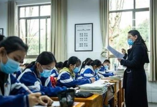 高考前的最后一课！班主任“告别”学生，一句“道歉”让学生泪目
